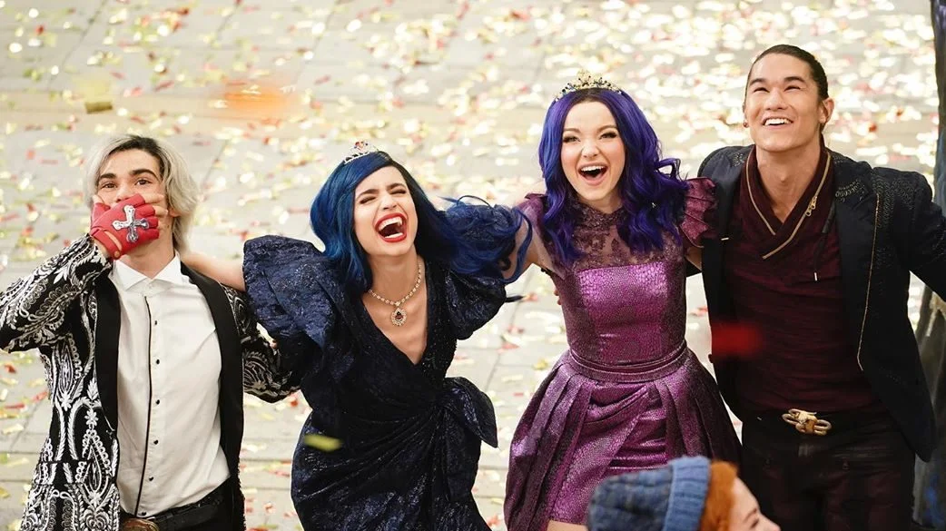 Fotos lindas mostram os bastidores de ‘Descendentes 3’