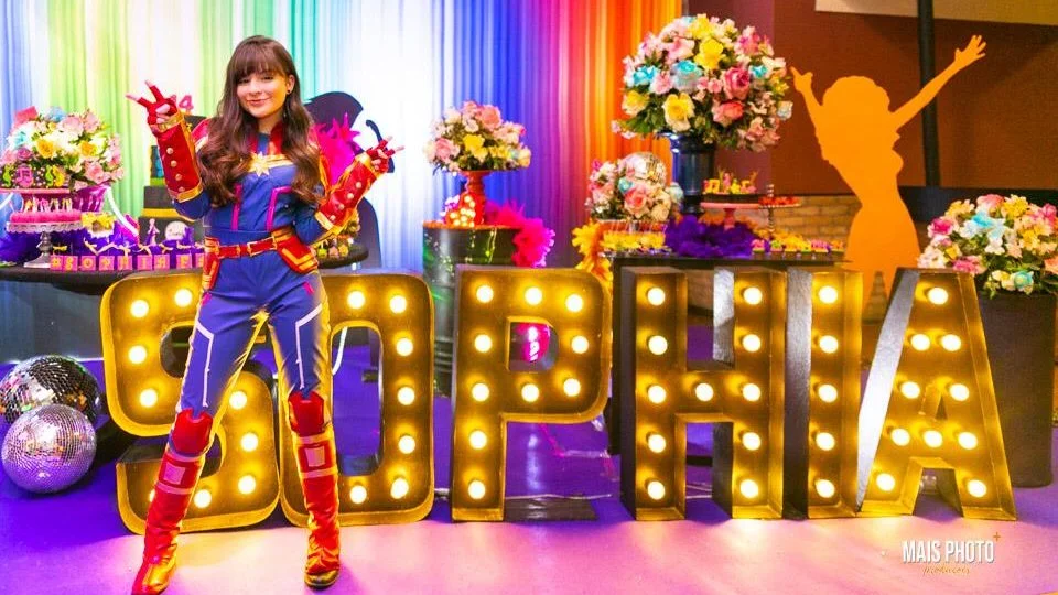 Sophia Valverde foi Capitã Marvel, Ariana Grande e Jasmine em sua festa de 14 anos