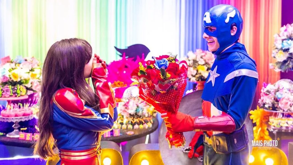 Sophia Valverde ganha joia e flores de Lucas Burgatti em seu aniversário