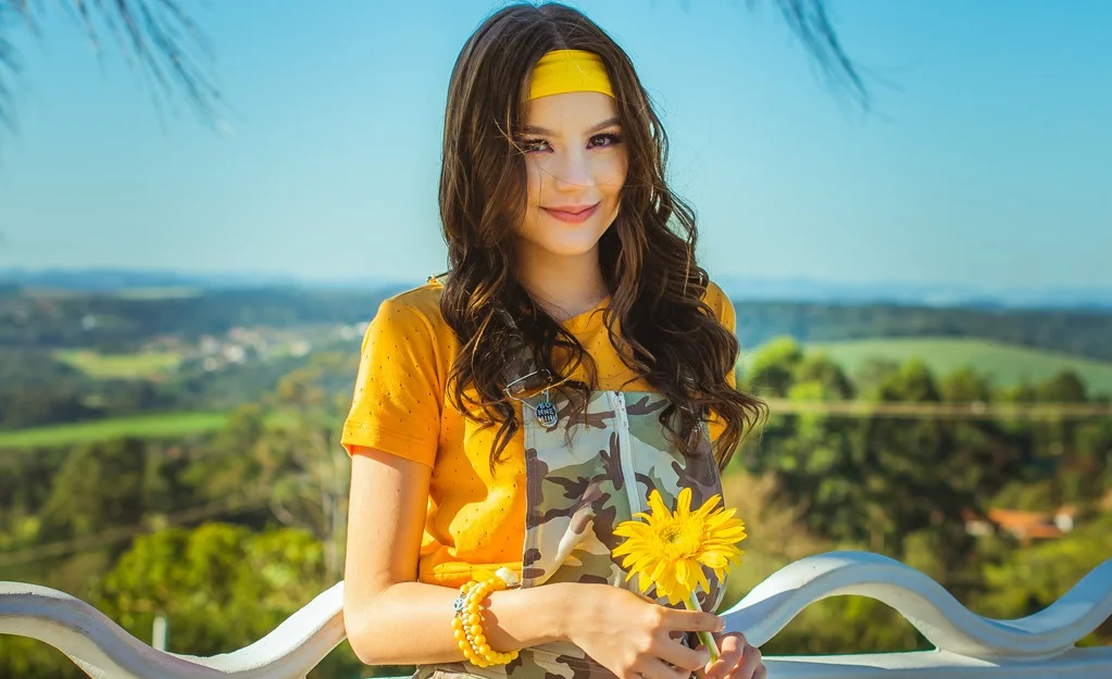 Bela Fernandes lança coleção de roupas bem verãozinho