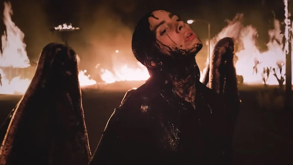 Billie Eilish é um anjo das trevas no clipe de “All The Good Girls Go To Hell”