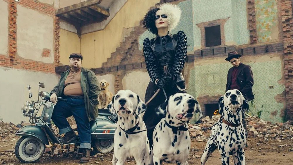 Emma Stone aparece de cabelos vermelhos no set de ‘Cruella’