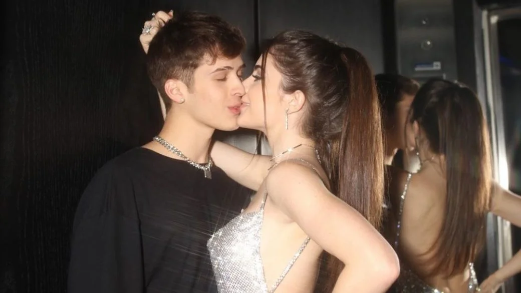 Jade Picon chega aos 18 anos usando look ousado e dando festão