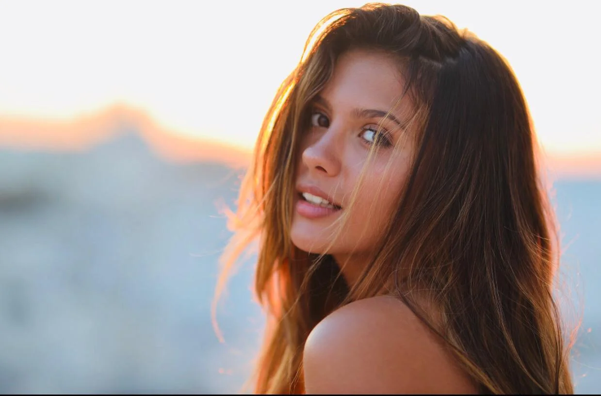 Mariana Lewis arrasa no Youtube com suas webséries divertidas