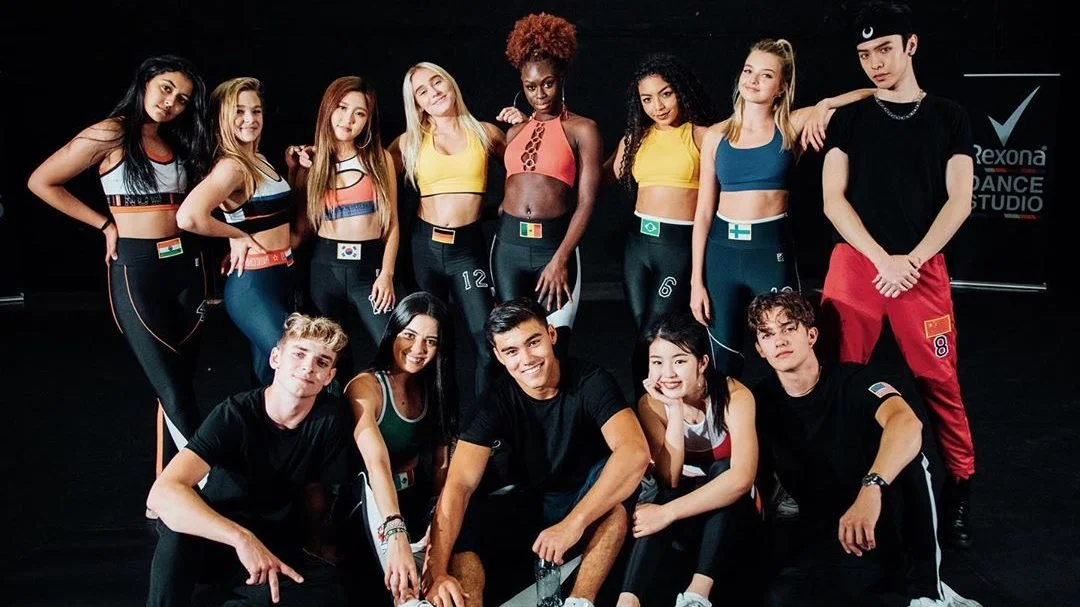 Chegada do Now United ao Brasil causa confusão no aeroporto!