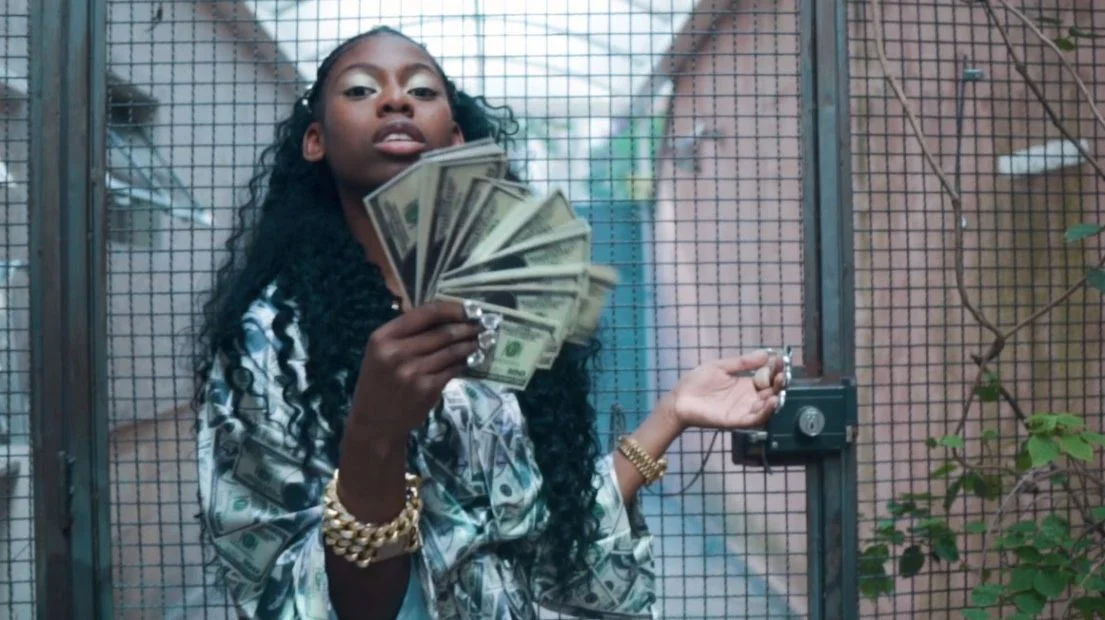 Mc Soffia ostenta seus dólares no clipe de ‘Money’