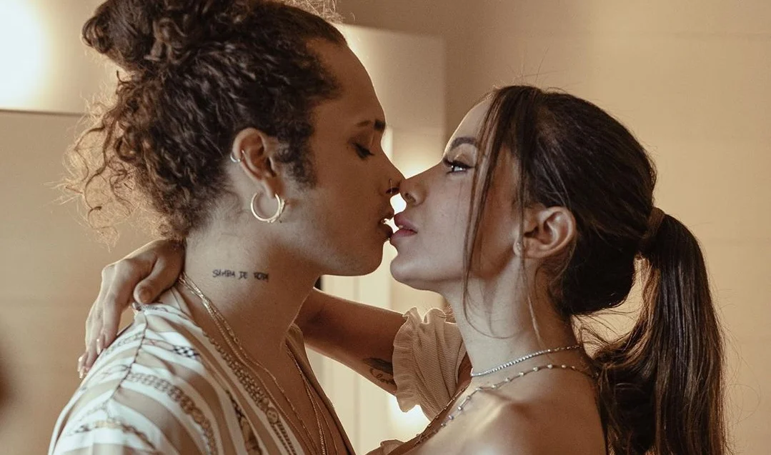 Anitta e Vitão vivem um casal apaixonado no clipe ‘Complicado’
