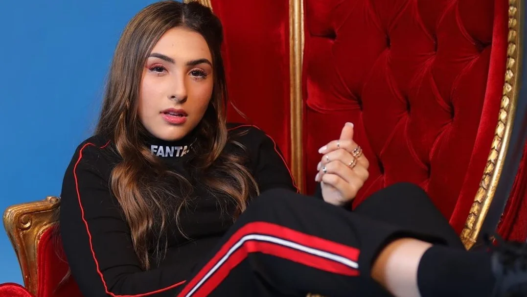 Bibi Tatto cansou do boy indeciso em seu novo clipe ‘Gravetinho’