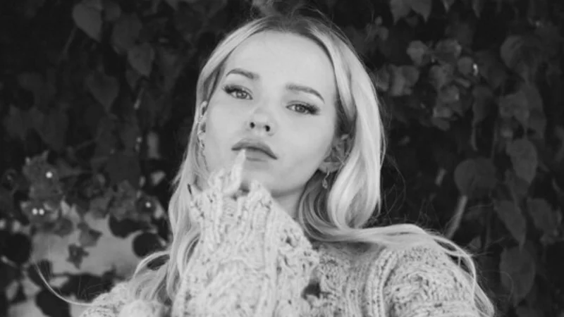 Os dois novos clipes de Dove Cameron estão tristes e sombrios