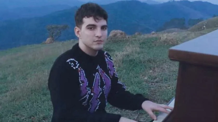 Jão sofre por um amor perdido no clipe de ‘Enquanto Me Beija’