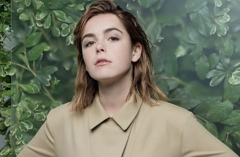 Quem será? Kiernan Shipka usará fantasia de casal no Halloween com ‘pessoa próxima’