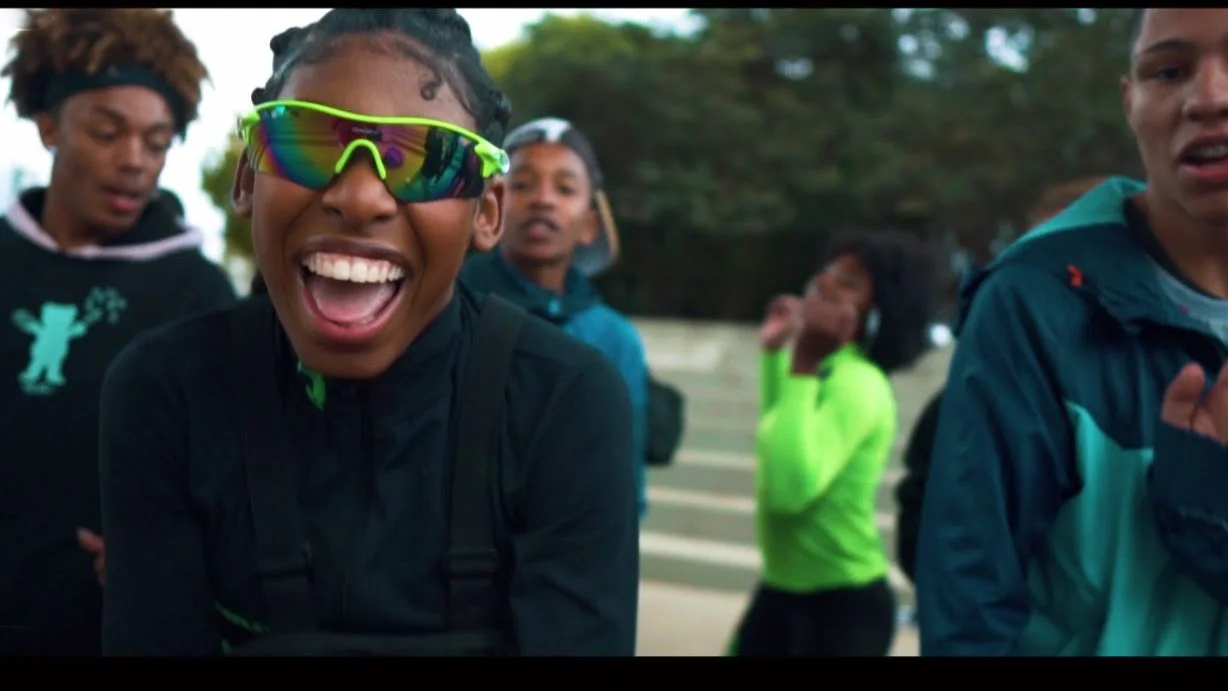 MC Soffia coloca as meninas no centro da roda de dança no clipe ‘Passinho das Malokas’