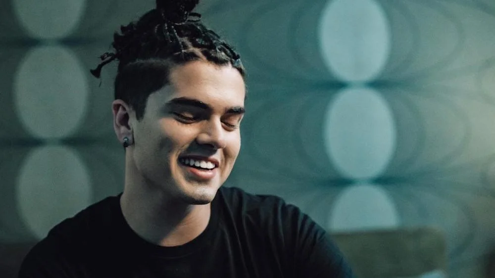 Matheus Lustosa está desiludido no clipe de ‘Nosso Esquema’