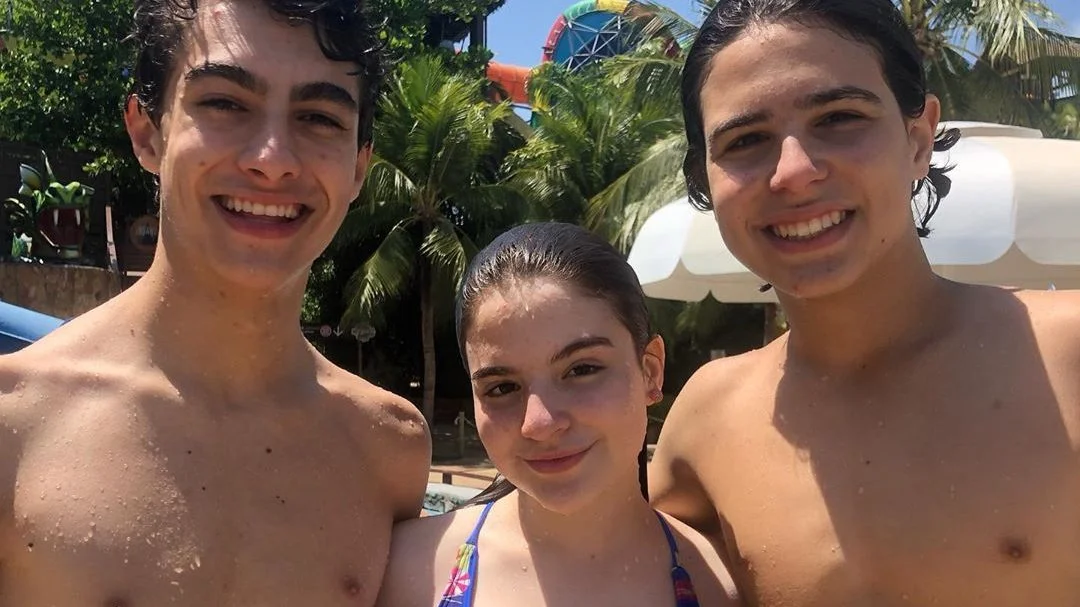 Valvergatti e Igor Jansen curtem fim de semana em parque aquático