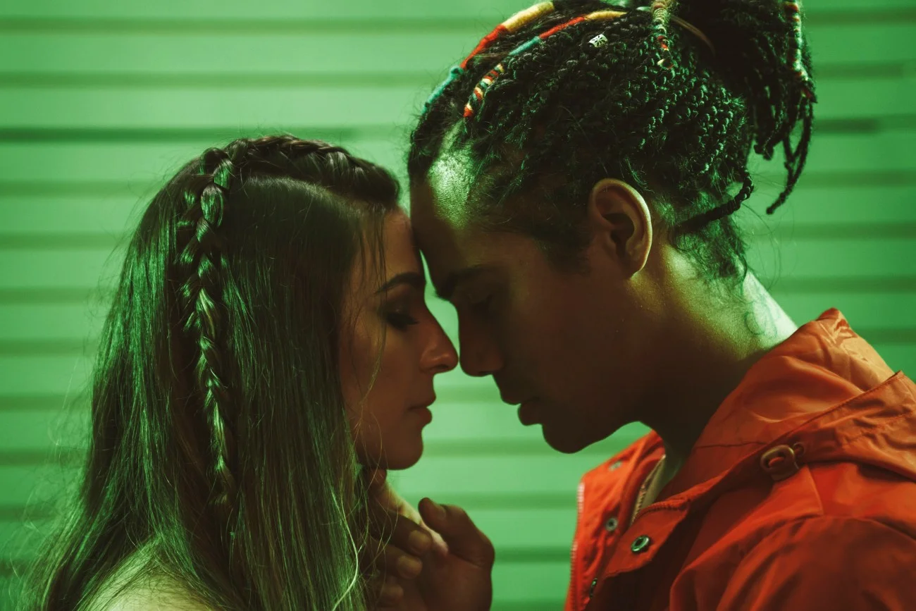 Luiza Dam e Micael Borges vivem uma história de amor em ‘Pela Metade’