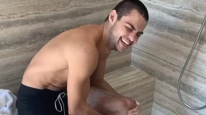 Com o joelho machucado, Noah Centineo sofre para tomar banho