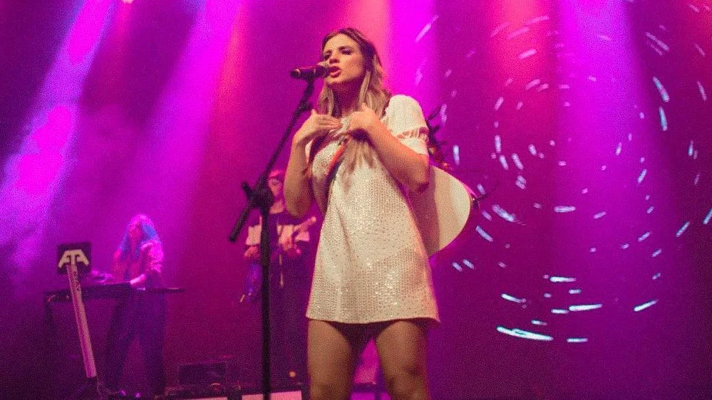 ‘Menina Solta’, da Giulia Be, está bombando nas playlists mundiais!