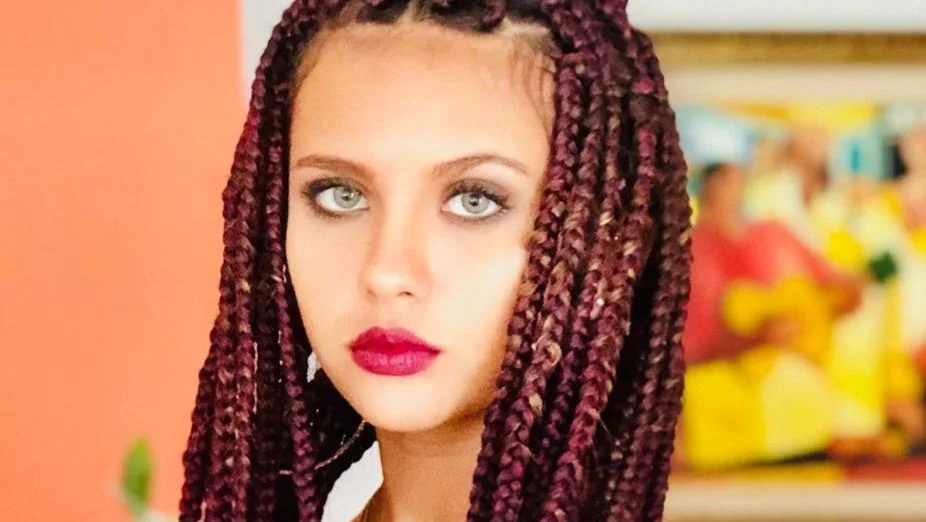 Mariana Lewis ganha prêmio de melhor atriz por websérie