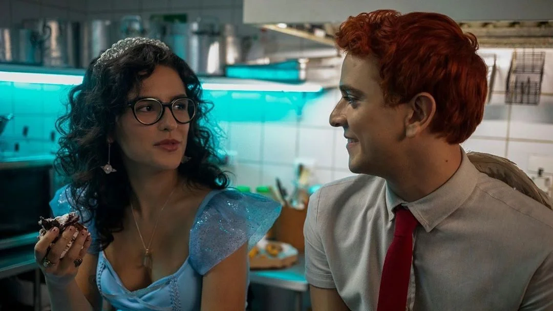 Novo trailer de ‘Ninguém Tá Olhando’ está divertido e cômico