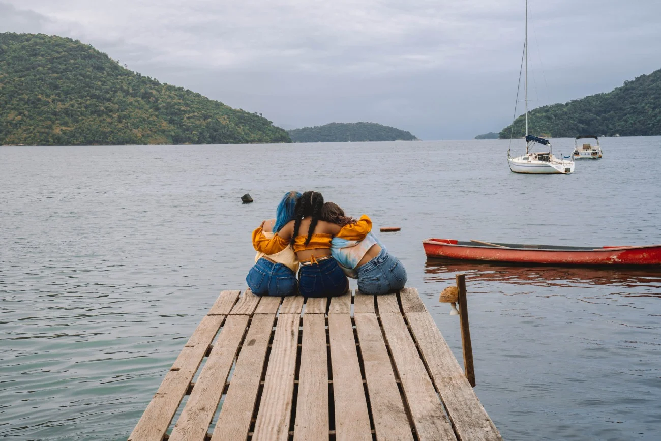 BFF Girls cantam sobre diferentes formas de amor no clipe de ‘Fica’