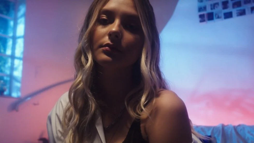 Laura Schadeck sofre pelo término do namoro no clipe de ‘Por quê’