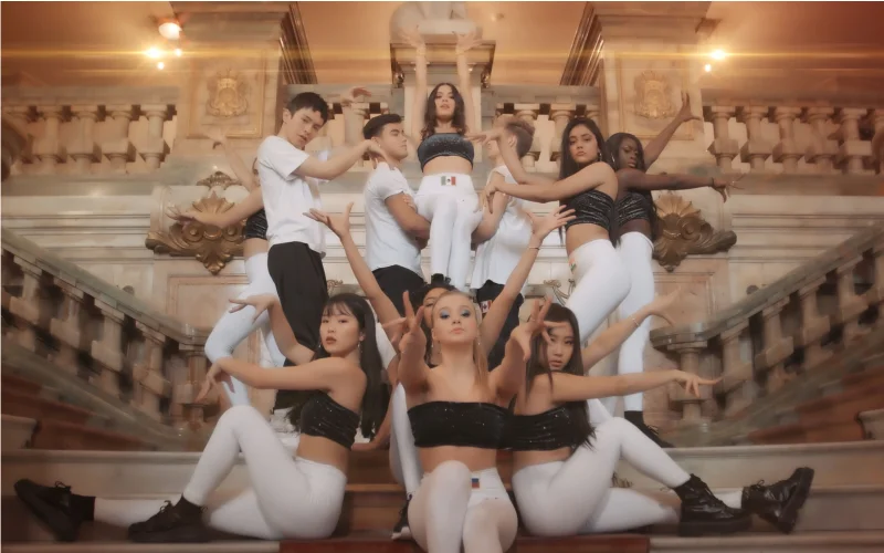 Now United sensualiza pelo Theatro Municipal do Rio de Janeiro no clipe de ‘Na Na Na’