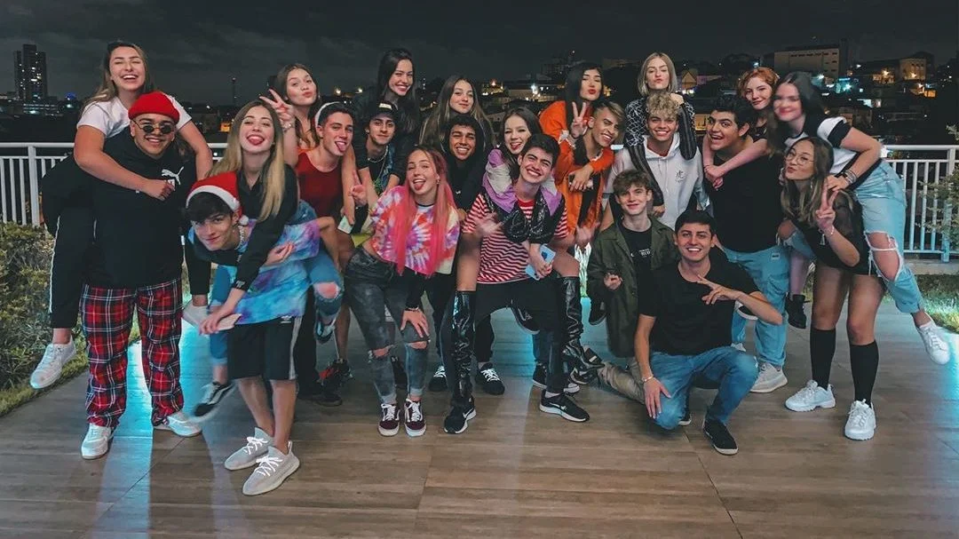 Influencers se juntam para trocar presentes no Natal dos Amigos
