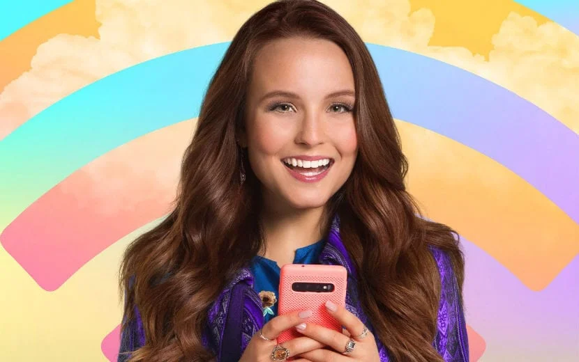 Larissa Manoela não desgruda do celular no primeiro trailer de 'Modo Avião'
