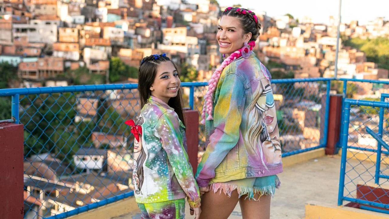 Taby e Lore Improta botam todo mundo para dançar no clipe de 'Pipoca'