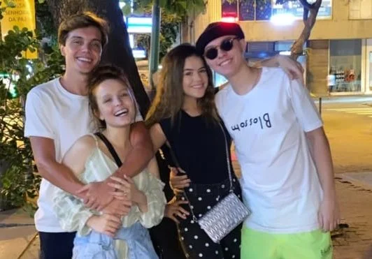 Maisa e Larissa Manoela reúnem os namorados para um jantar fofo de casal