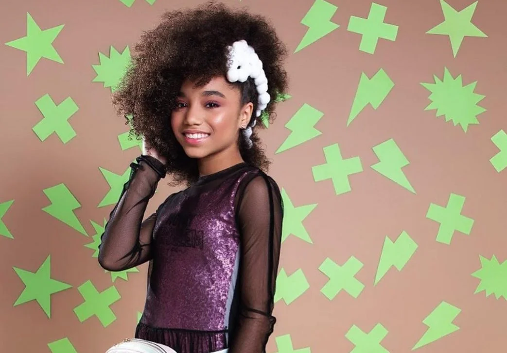 Duda Pimenta está pronta para voltar às aulas com sua nova linha de mochilas