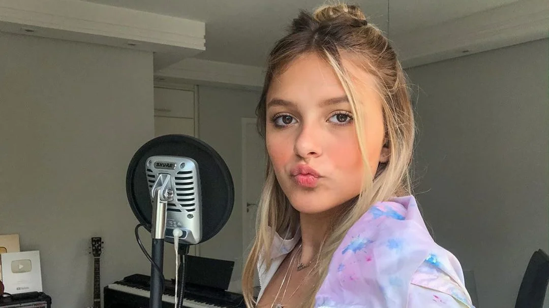 Você sabia que a Laura Schadeck além de cantar também compõe?