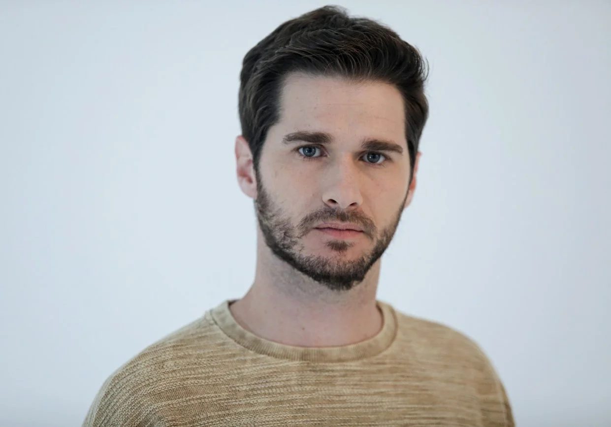 Juca Chuquer reúne gravações de sua infância no clipe de 'Amigo'