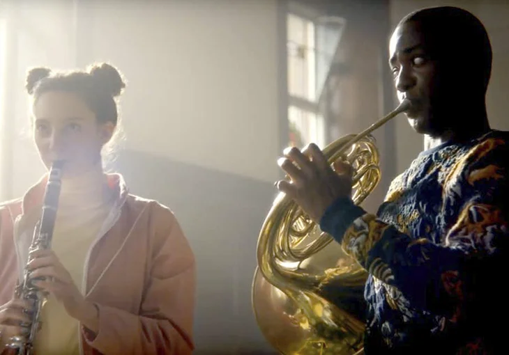 A trilha sonora da 2ª temporada de ‘Sex Education’ está simplesmente incrível!