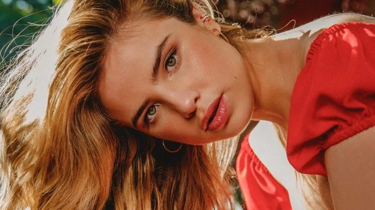 ‘Chiquita Suelta’: Giulia Be lança versão em espanhol de ‘Menina Solta’