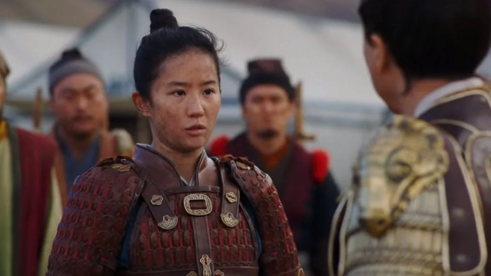 Quais são as semelhanças e diferenças entre 'Mulan' animação e live-action?