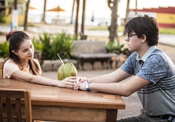 Enrico e Bela Fernandes se juntam no clipe fofíssimo de 'Eterno Apaixonado'