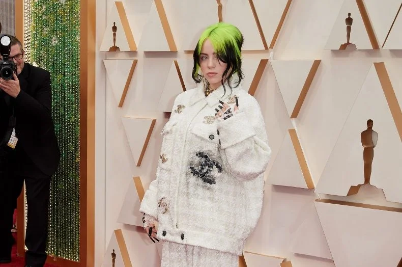 Billie Eilish emociona em sua primeira apresentação no Oscar 2020