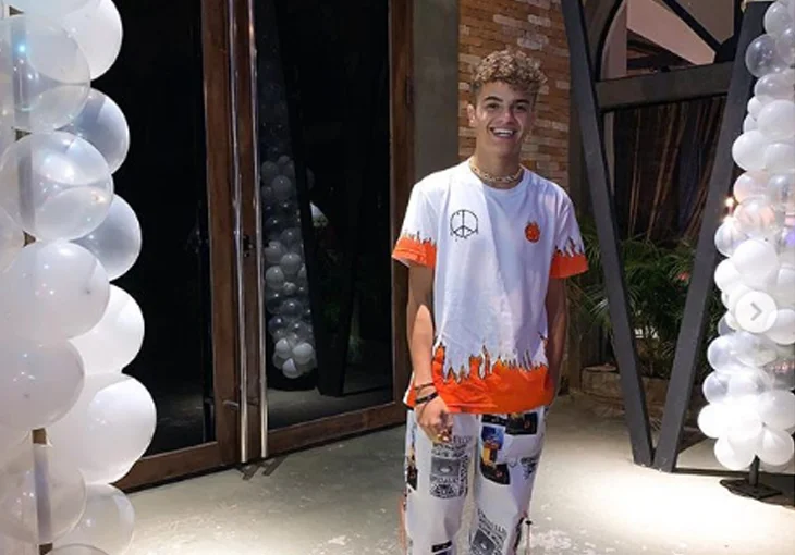 Convidados shippam Juju Franco e Gu Paz durante festa de 17 anos do boy