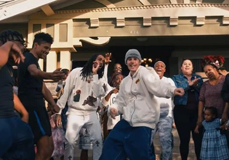 Abrigo de mulheres é destaque no novo clipe de Justin Bieber