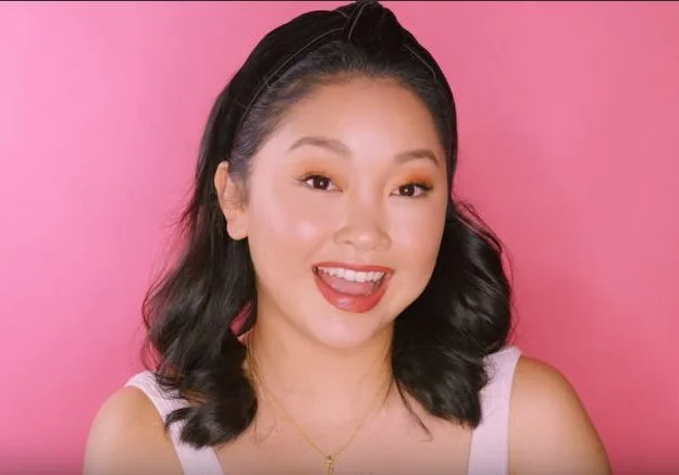 Lana Condor vira youtuber e posta seu primeiro tutorial de make