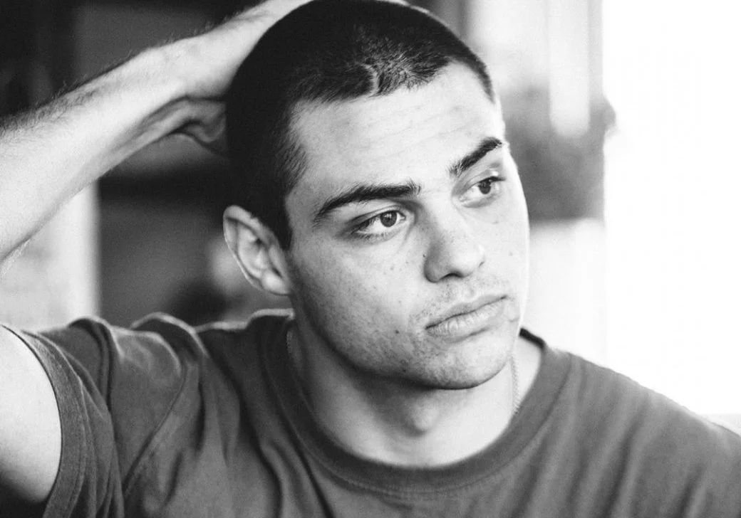 “Gosto de ficar juntinho, olhando no olho, mostrar que me importo”, diz Noah Centineo