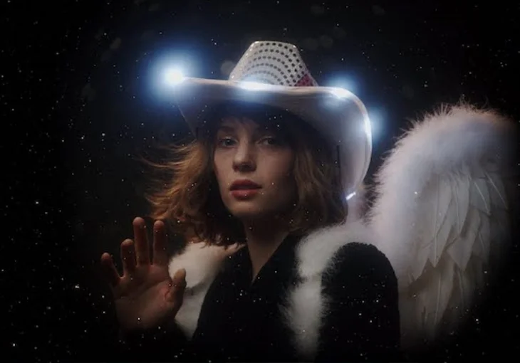 Atriz de ‘Stranger Things’, Maya Hawke, lança música e clipe lindos! Vem assistir