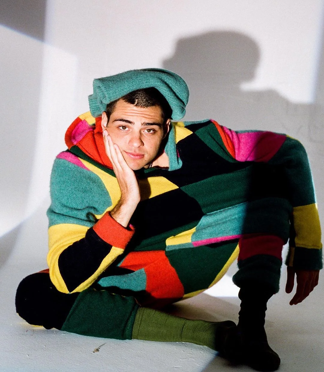 Noah Centineo teve a melhor ideia para ajudar fãs durante a quarentena!