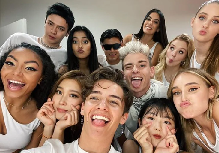 Vem ver o Now United ensinando a coreografia de ‘Quem Mandou Chamar’, da Iza!