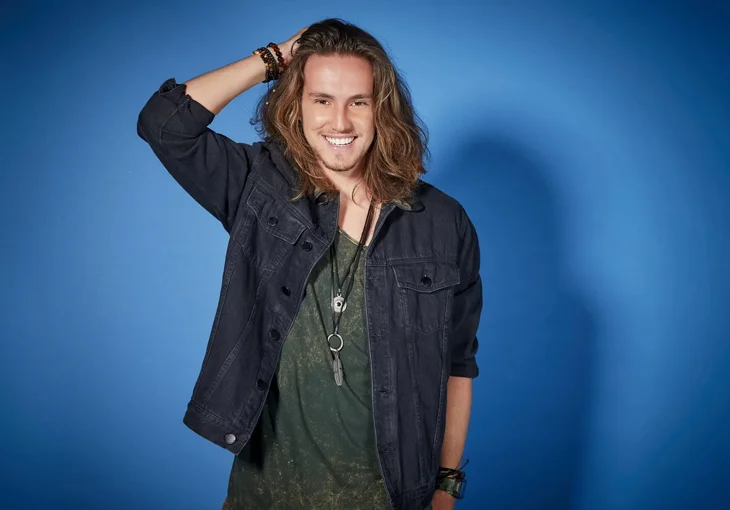 Vitor Kley emociona ao fazer show para vizinhos da janela do seu apê