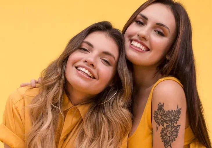 Carol e Vitória vão fazer lives toda sexta feira do mês de abril!