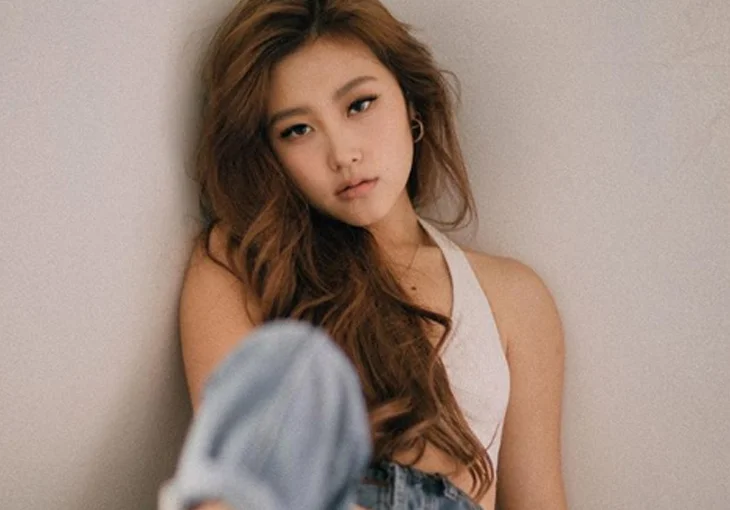 Heyoon está de volta ao YouTube! Vem ver a girl mostrando seu dia