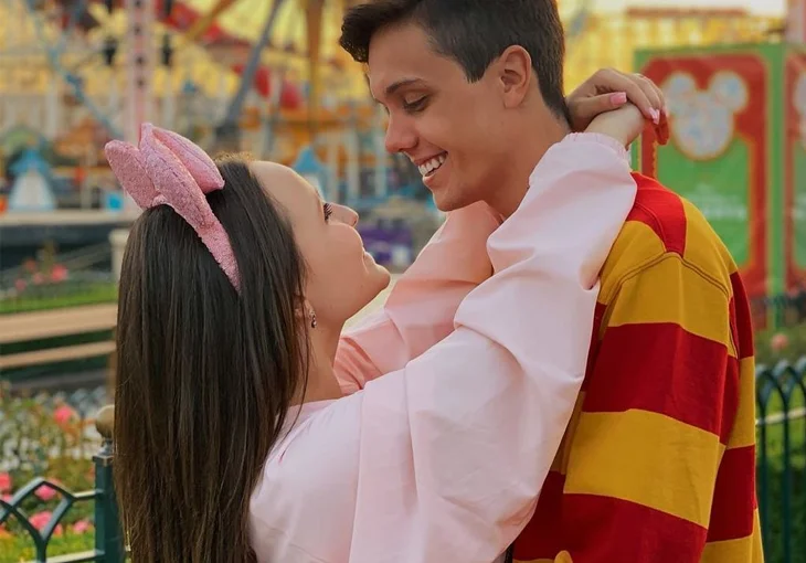 Com piquenique em casa, Larissa Manoela e Leo Cidade comemoram aniversário de namoro