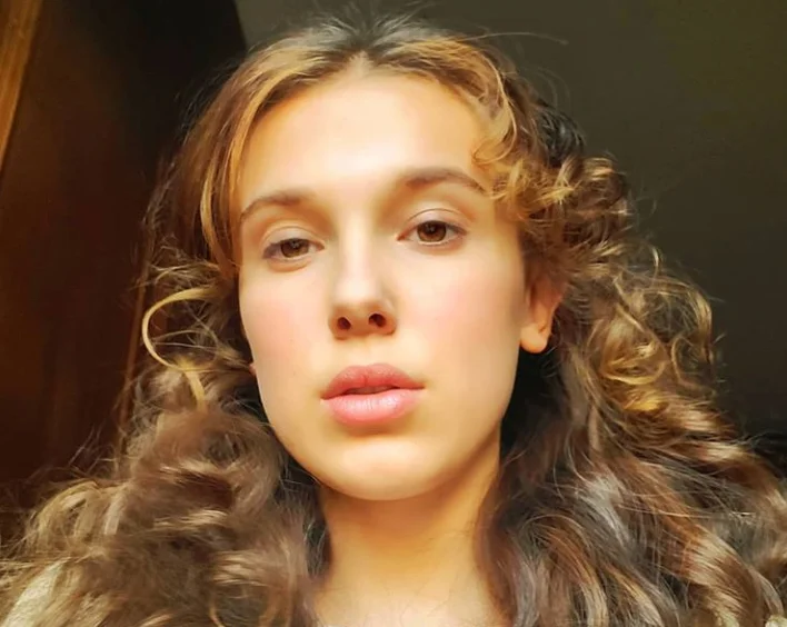 Saíram as primeiras imagens de Millie Bobby Brown como Enola Holmes!